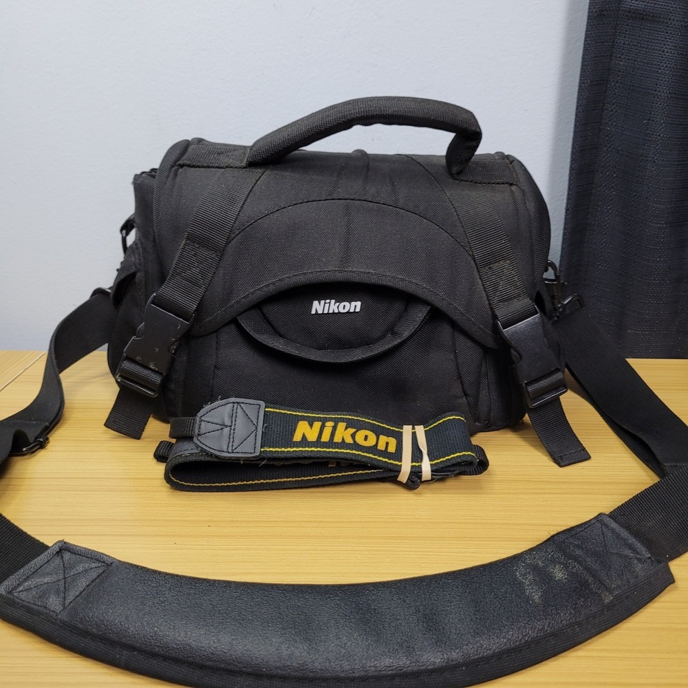 Genuine Nikon Digital SLR DSLR Camera Bag Case Padded and Strap Black